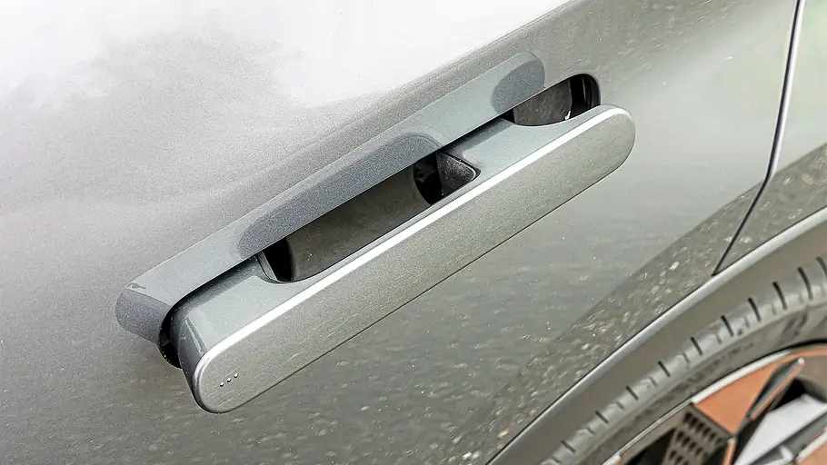 Detailansicht auf die versenkbaren Türgriffe des Cupra Raval Endurance (2026).