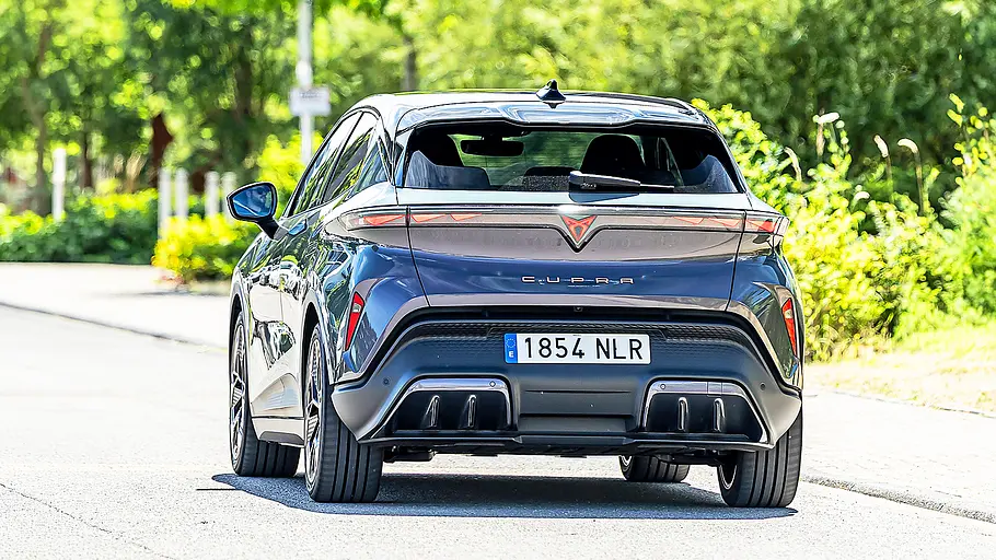 Blick von hinten auf den fahrenden Cupra Raval Endurance (2026).