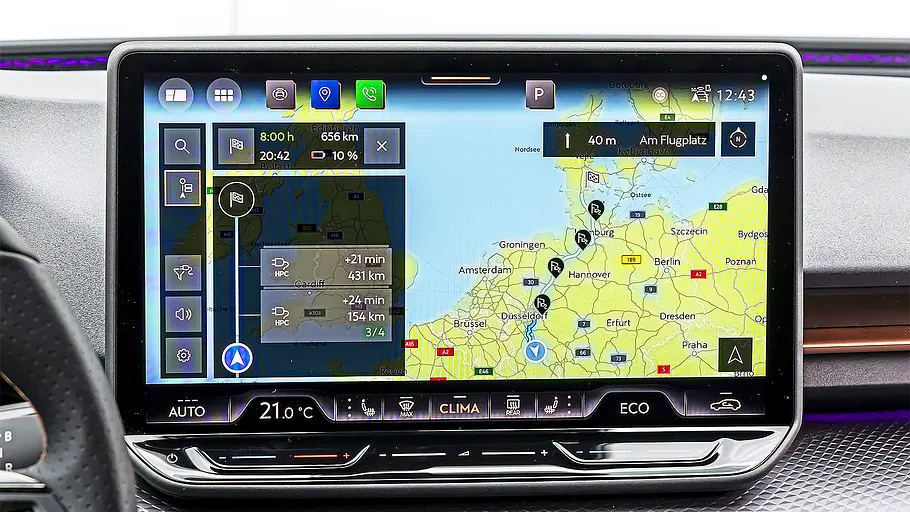 Blick auf den Infotainmentbildschirm im Innenraum des Cupra Raval Endurance (2026).