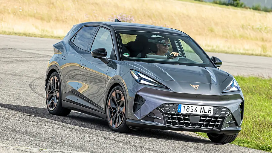 Grauer Cupra Raval Endurance mit kupferfarbenen Felgen in einer Kurve auf dem Testgelände
