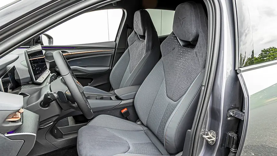 Blick durch die geöffnete Fahrertür auf die grauen Sportsitze des Cupra Raval Endurance