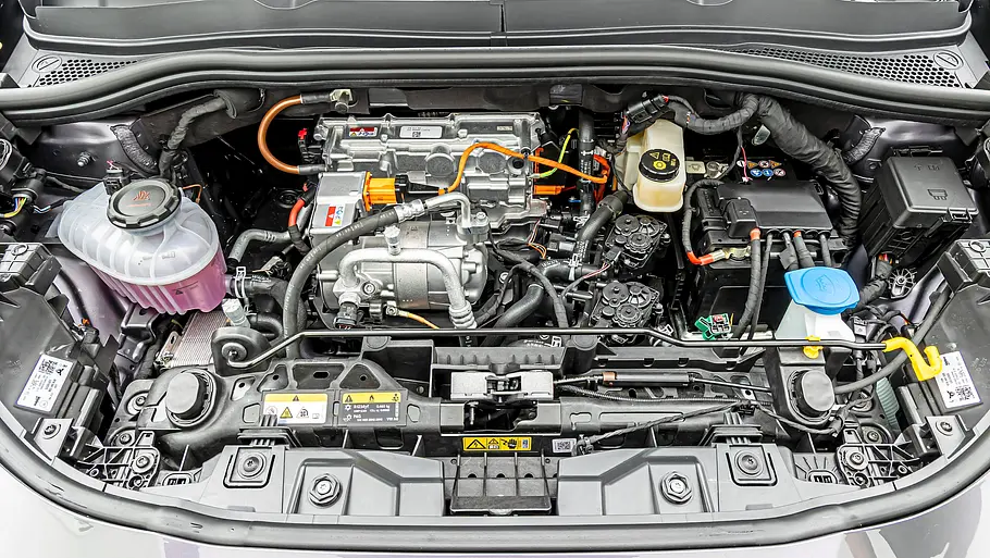 Geöffneter Motorraum des Cupra Raval Endurance mit Elektromotor und Leistungselektronik