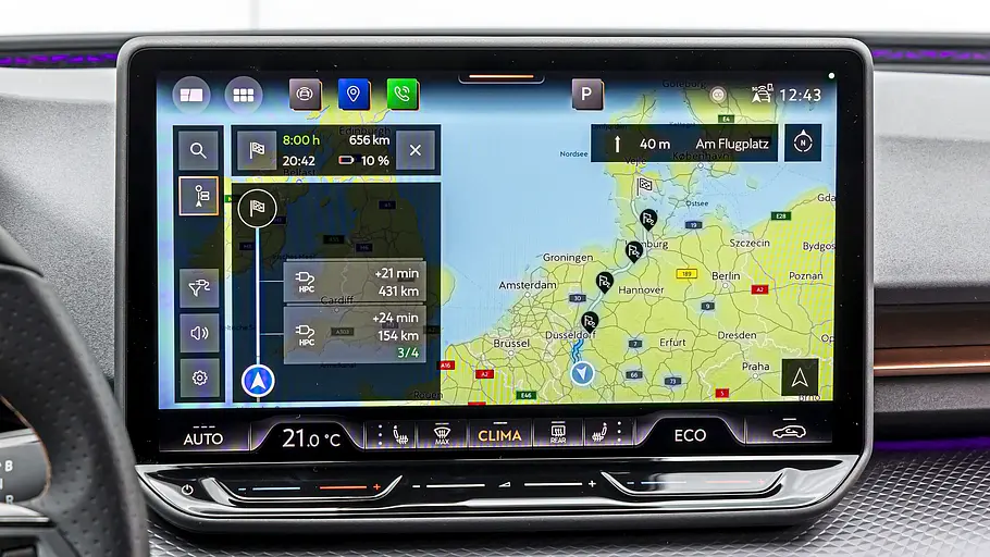 Touchscreen des Cupra Raval Endurance mit Navigationskarte und geplanten Ladestopps auf der Route