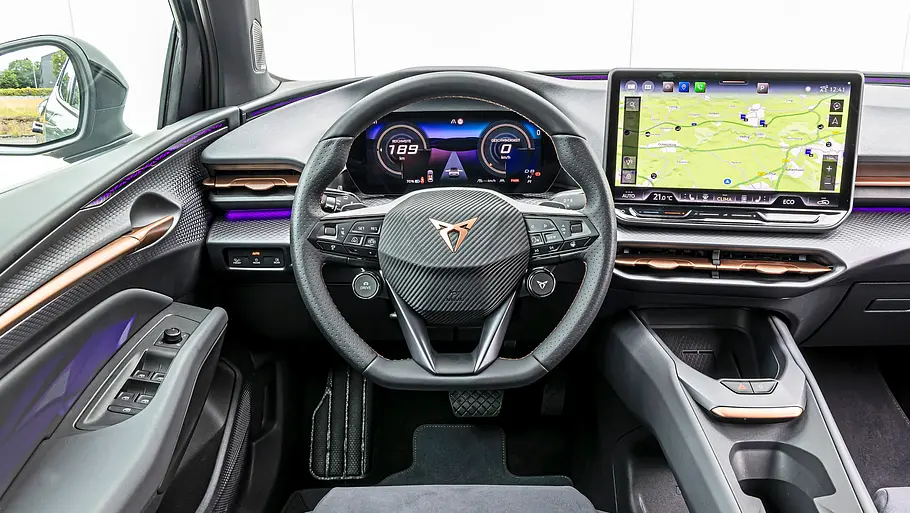 Cockpit des Cupra Raval Endurance mit Sportlenkrad, digitalem Kombiinstrument und freistehendem Zentralbildschirm