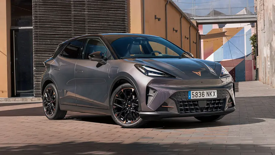 Der Cupra Raval VZ steht in urbaner Umgebung, von vorne rechts fotografiert.