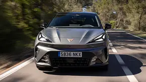 Der Cupra Raval VZ fährt auf einer Landstraße, von vorne fotografiert. - Foto: Cupra Der Cupra Raval VZ fährt auf einer Landstraße, von vorne fotografiert. - Foto: Cupra