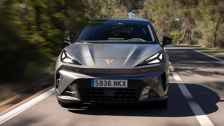 Der Cupra Raval VZ fährt auf einer Landstraße, von vorne fotografiert.