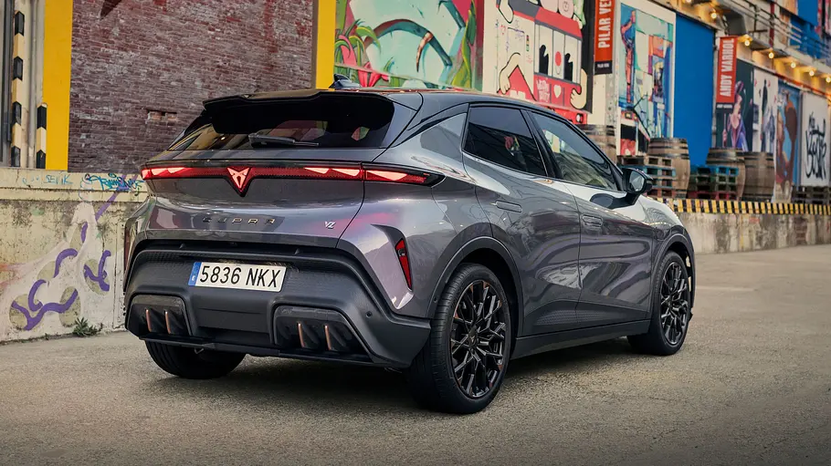 Der Cupra Raval VZ steht in urbaner Umgebung, von hinten rechts fotografiert.