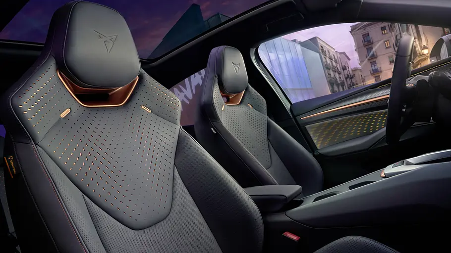 Die vorderen Sitze des Cupra Raval VZ.
