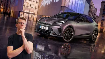 AUTO ZEITUNG-Redakteur Max Grigo am Cupra Raval. - Foto: Cupra, AUTO ZEITUNG