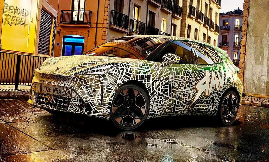 Der Cupra Raval (2026) als Erlkönig stehend von schräg vorne links fotografiert.