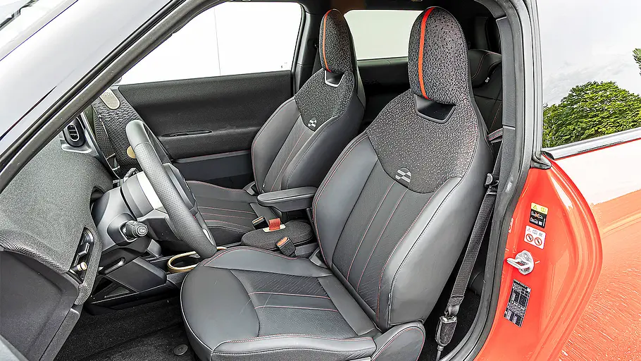 Blick auf die Vordersitze im Innenraum des Mini Cooper SE.