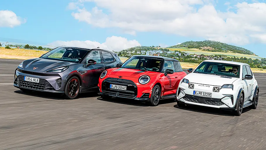 Blick von schräg vorne auf die drei sportlichen Elektro-Kleinwagen Cupra Raval, Mini Cooper SE und Alpine A290.
