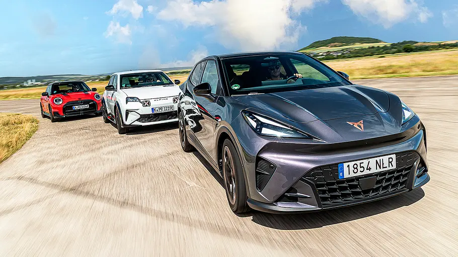 Blick von schräg vorne auf die drei sportlichen Elektro-Kleinwagen Mini Cooper SE, Alpine A290 und Cupra Raval.