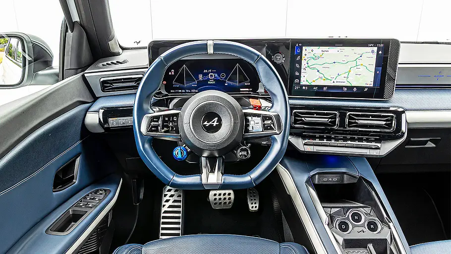 Blick auf die Armaturen im Innenraum des Alpine A290.