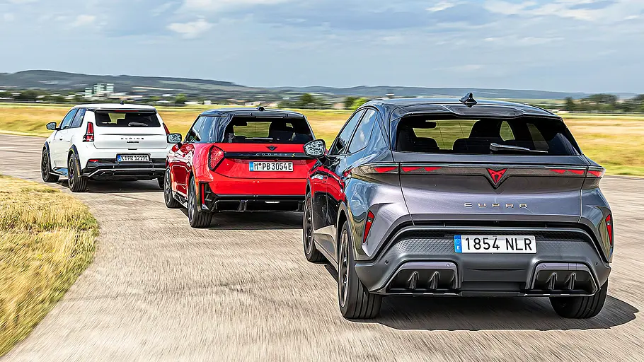 Blick von hinten auf die drei sportlichen Elektro-Kleinwagen Alpine A290, Mini Cooper SE und Cupra Raval.
