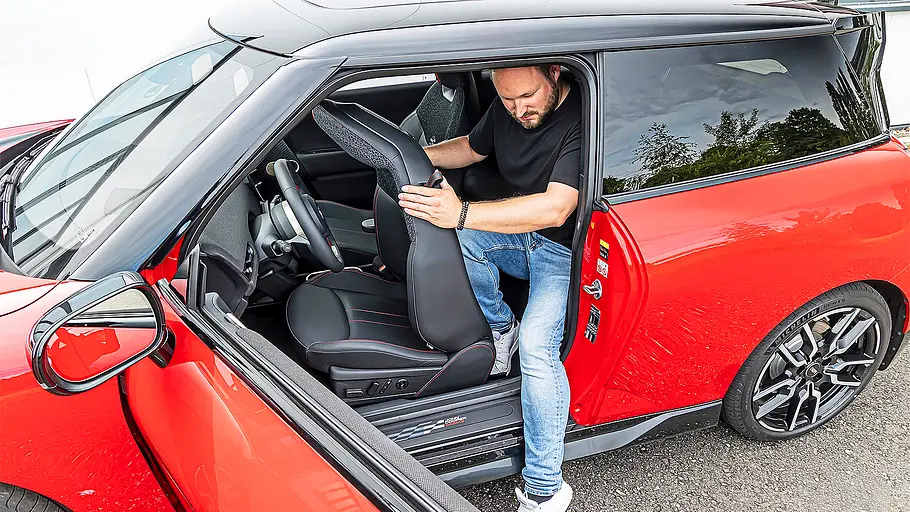 Blick von außen durch die geöffnete Tür in den Innenraum des Mini Cooper SE.