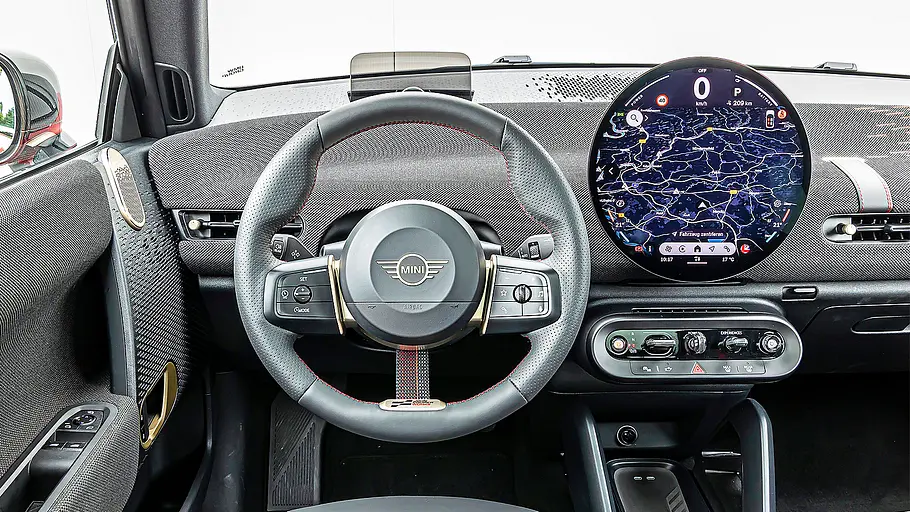 Blick auf die Armaturen im Innenraum des Mini Cooper SE.