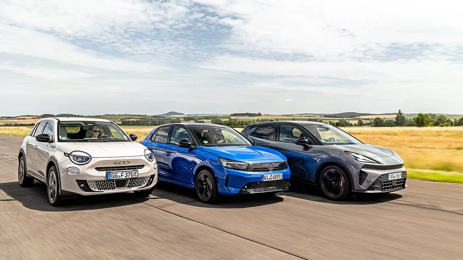 Cupra Raval Endurance, Opel Corsa-e und Fiat 600e fahren nebeneinander über eine Asphaltpiste