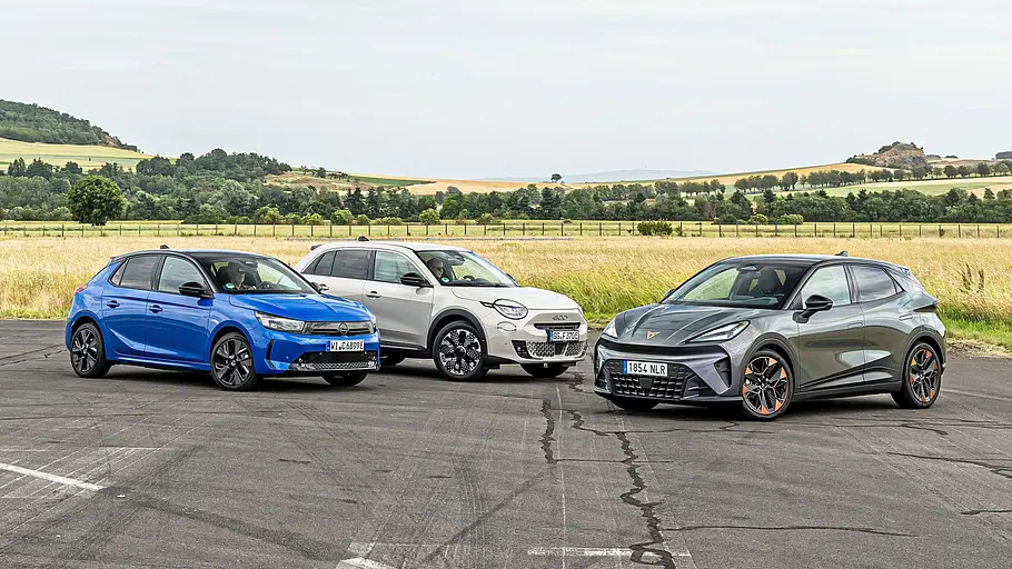 Cupra Raval Endurance, Opel Corsa-e und Fiat 600e stehen nebeneinander in unterschiedlichen Richtungen auf einer Asphaltfläche.