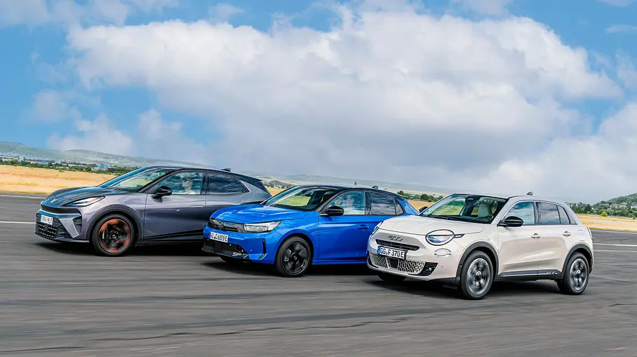 Opel Corsa-e, Fiat 600e und Cupra Raval Endurance stehen nebeneinander auf einem Flugplatz unter weitem Himmel