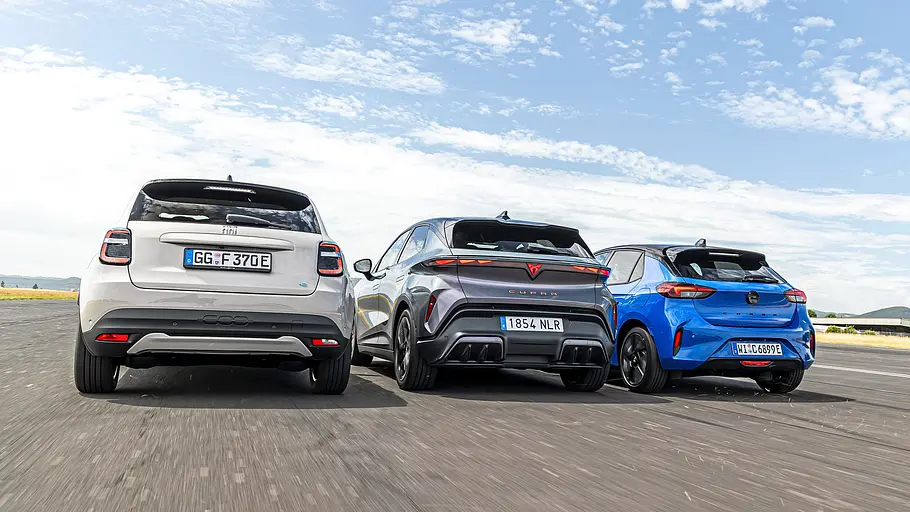 Heckansicht von Fiat 600e, Cupra Raval Endurance und Opel Corsa-e bei der Fahrt auf einer Piste