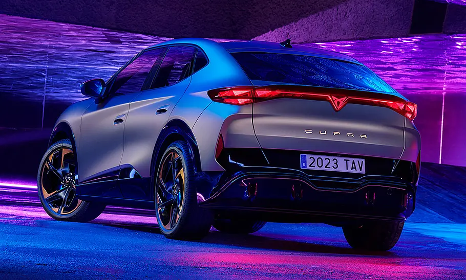 Cupra Tavascan (2024) Der Cupra Tavascan (2024) statisch von schräg hinten.