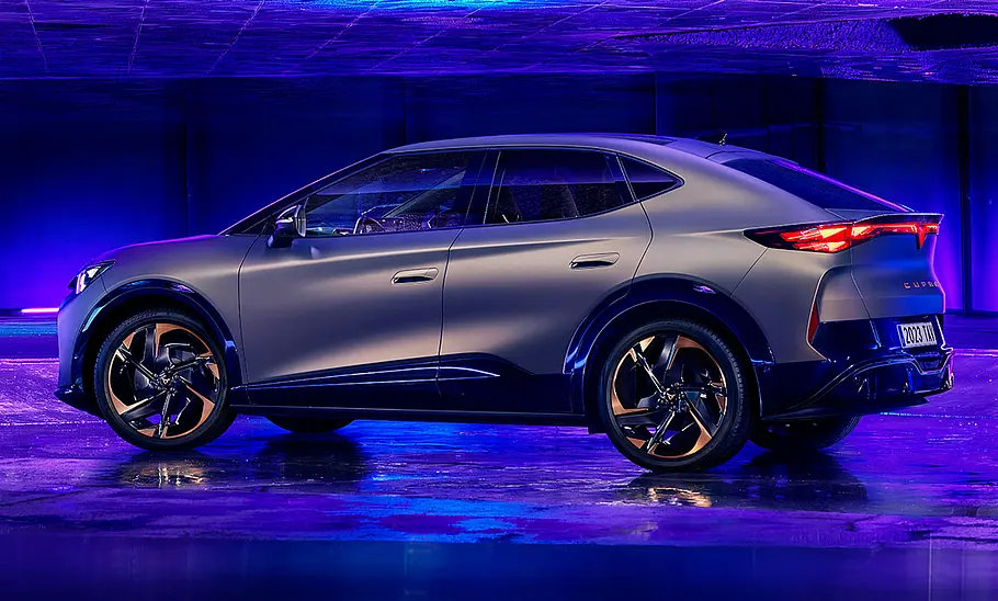 Cupra Tavascan (2024) Der Cupra Tavascan (2024) statisch von der Seite.