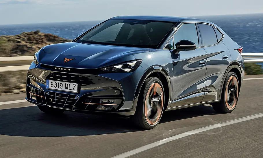 Cupra Tavascan Cupra Tavascan (2024) fahrend, von schräg vorne; Meer im Hintergrund.