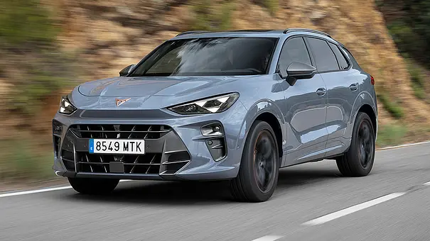 Der Cupra Terramar (2024) fahrend von vorne. - Foto: Cupra Der Cupra Terramar (2024) fahrend von vorne. - Foto: Cupra