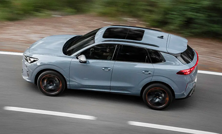 Der Cupra Terramar (2024) fahrend von der Seite.