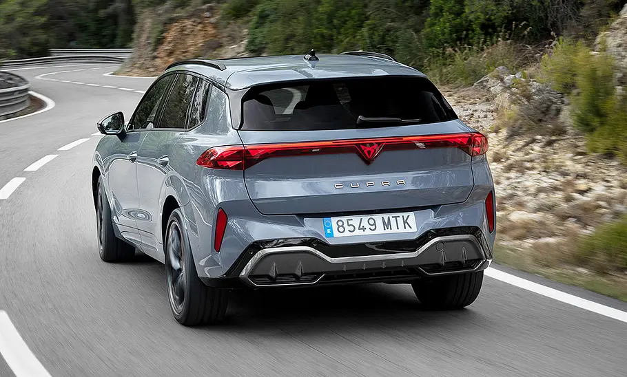 Der Cupra Terramar (2024) fahrend von hinten.