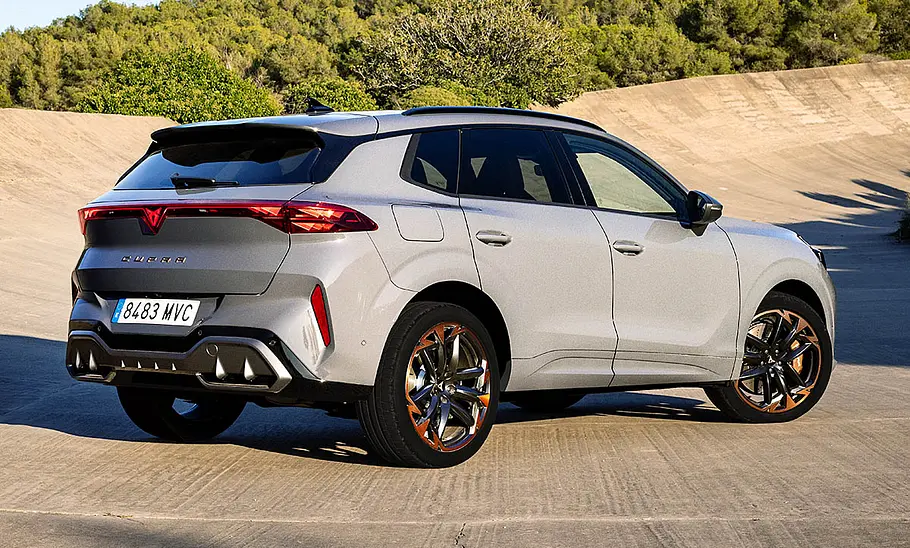 Der Cupra Terramar (2024) statisch von schräg hinten.