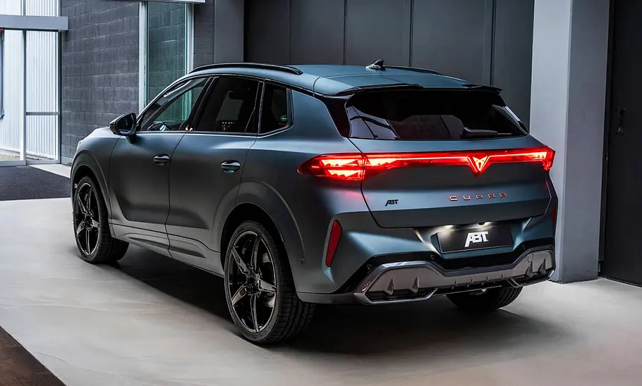 Sicht von schräg hinten auf den Cupra Terramar von Abt.