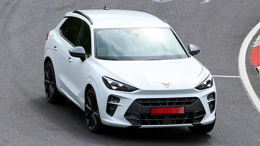 Cupra Terramar Extreme (2026) Blick von schräg vorne auf den fahrenden Cupra Terramar Extreme (2026).
