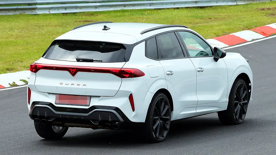 Cupra Terramar Extreme (2026) Blick von schräg hinten auf den fahrenden Cupra Terramar Extreme (2026).