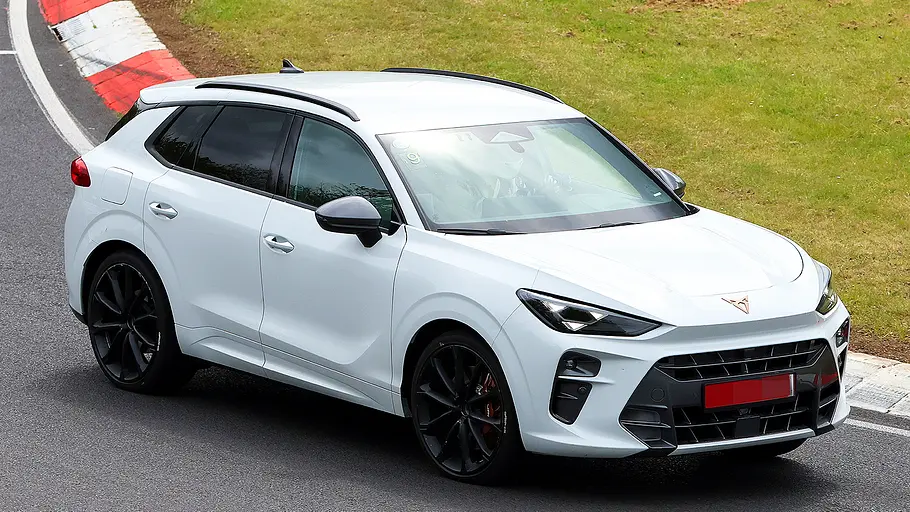 Cupra Terramar Extreme (2026) Blick von schräg vorne auf den fahrenden Cupra Terramar Extreme (2026).