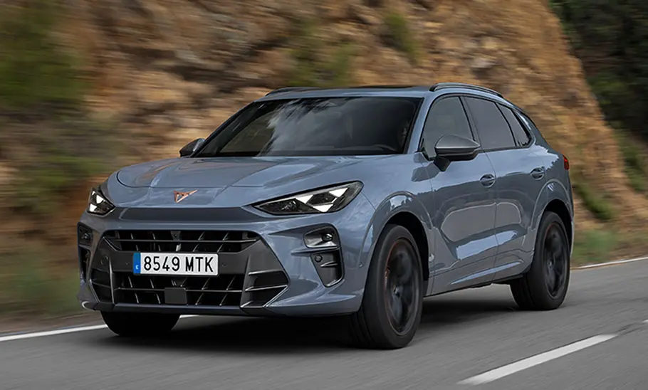 Der Cupra Terramar fahrend auf einer Straße von vorne.