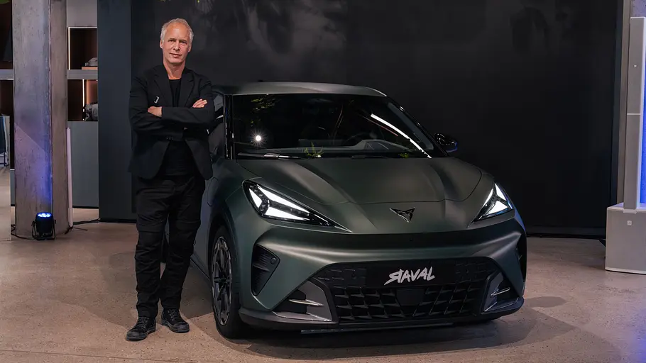 Marketing-Vorstand Sven Schuwirth posiert vor dem stehenden Cupra Raval (2026).