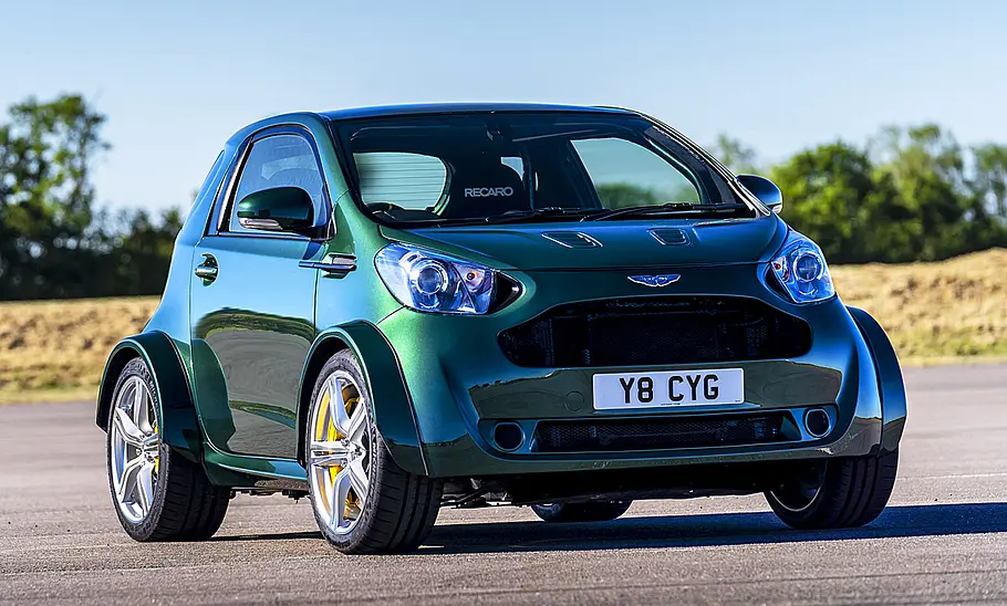 Der Aston Martin Cygnet V8, statisch von vorne links fotografiert.