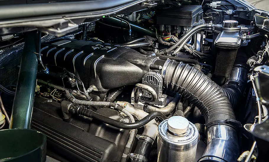 Der Motor des Aston Martin Cygnet V8, durch die geöffnete Motorhaube fotografiert.