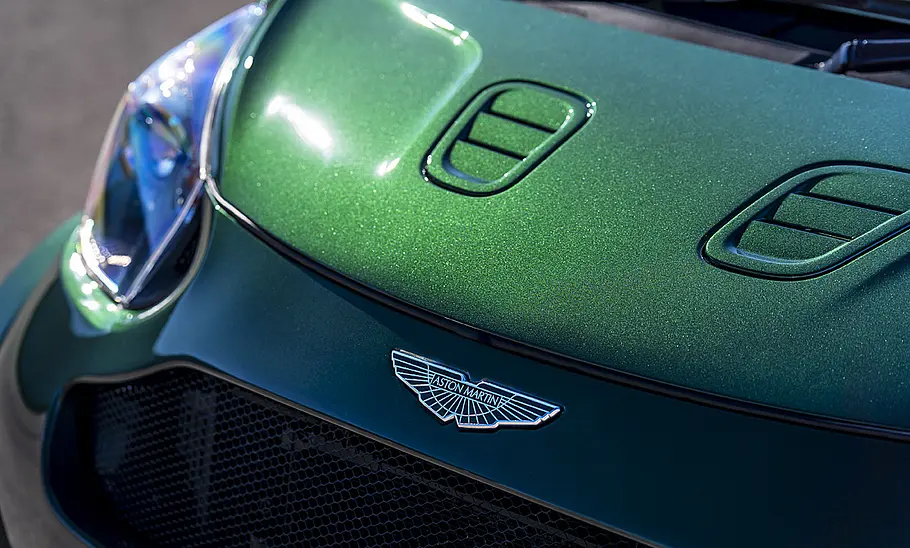 Die Motorhaube des Aston Martin Cygnet V8 in der Detailaufnahme.