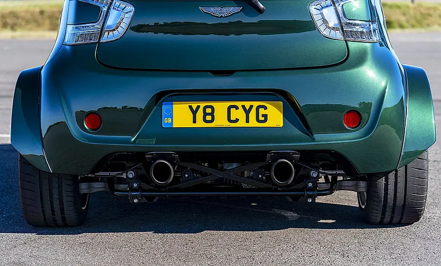Das Heck des Aston Martin Cygnet V8 in der Detailaufnahme.