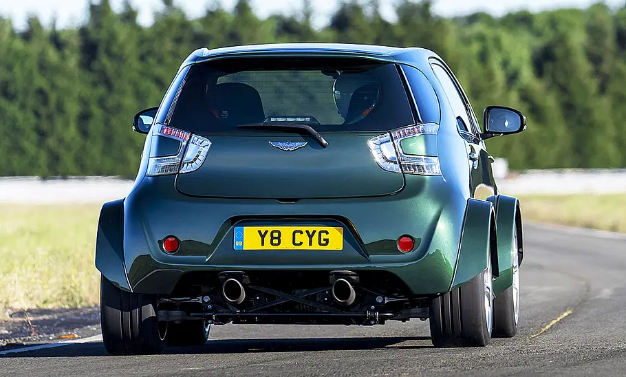 Der Aston Martin Cygnet V8 fährt geradeaus, von hinten fotografiert.