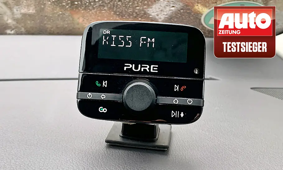 Pure Highway 600 Der DAB+-Adapter Pure Highway 600 ist auf dem Armaturenbrett montiert.