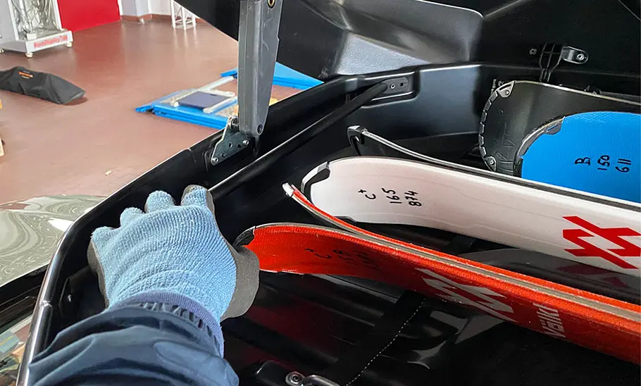 Dachboxen-Test Eine zu Testzwecken mit Skiern beladene Dachbox.