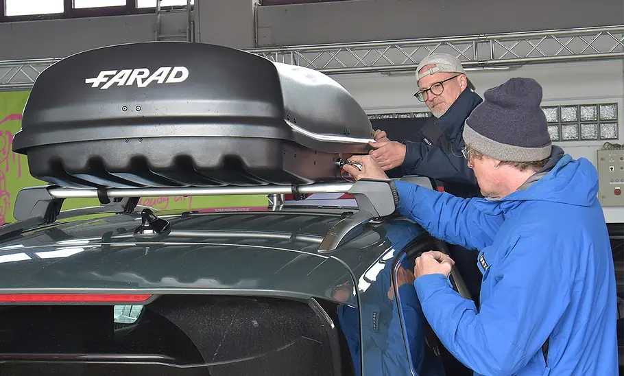 Farad Marlin im Dachboxen-Test Zwei Testredakteure der AUTO ZETUNG bei der Erstmontage einer Dachbox.