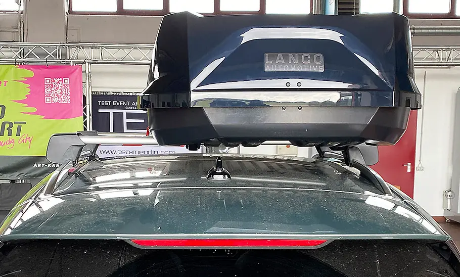 Lanco DBX50 im Dachboxen-Test Die Dachbox Lanco DBX50 seitlich verrutscht nach dem Fahrdynamik-Test, fotografiert von hinten.
