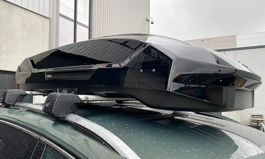 Thule Motion 3 im Dachboxen-Test Thule Motion 3 L auf dem Dach des Testfahrzeugs.