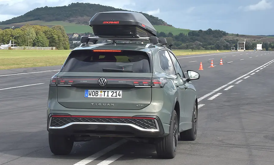 Dachboxen-Test Der Testwagen für den Dachboxentest, ein VW Tiguan, ist auf der Teststrecke unterwegs.